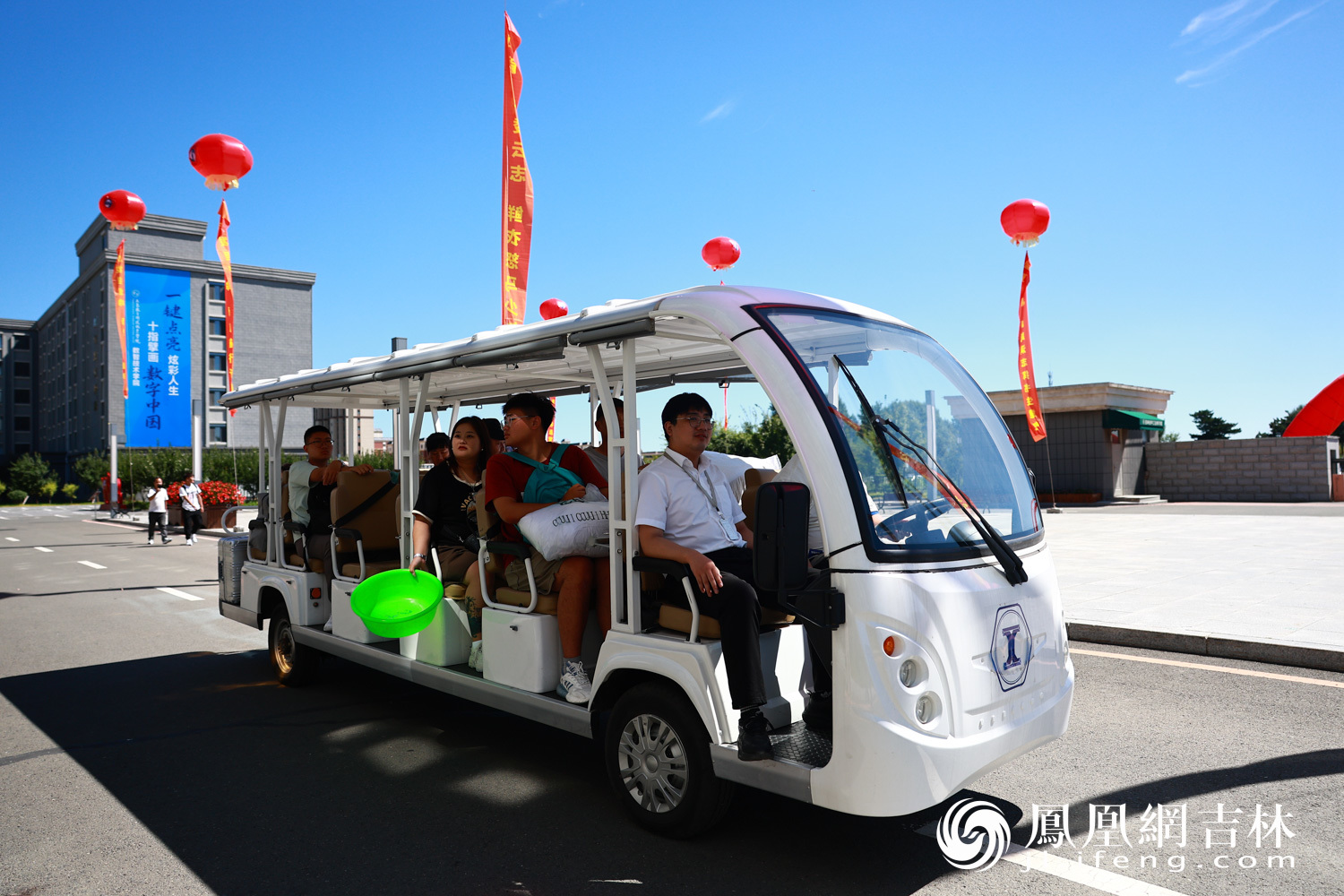 摆渡车为家长和学生报道带来便利。