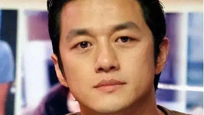 李亚鹏岳父比他大5岁，看起来比李亚鹏还年轻！还开心的帮忙看娃封面图