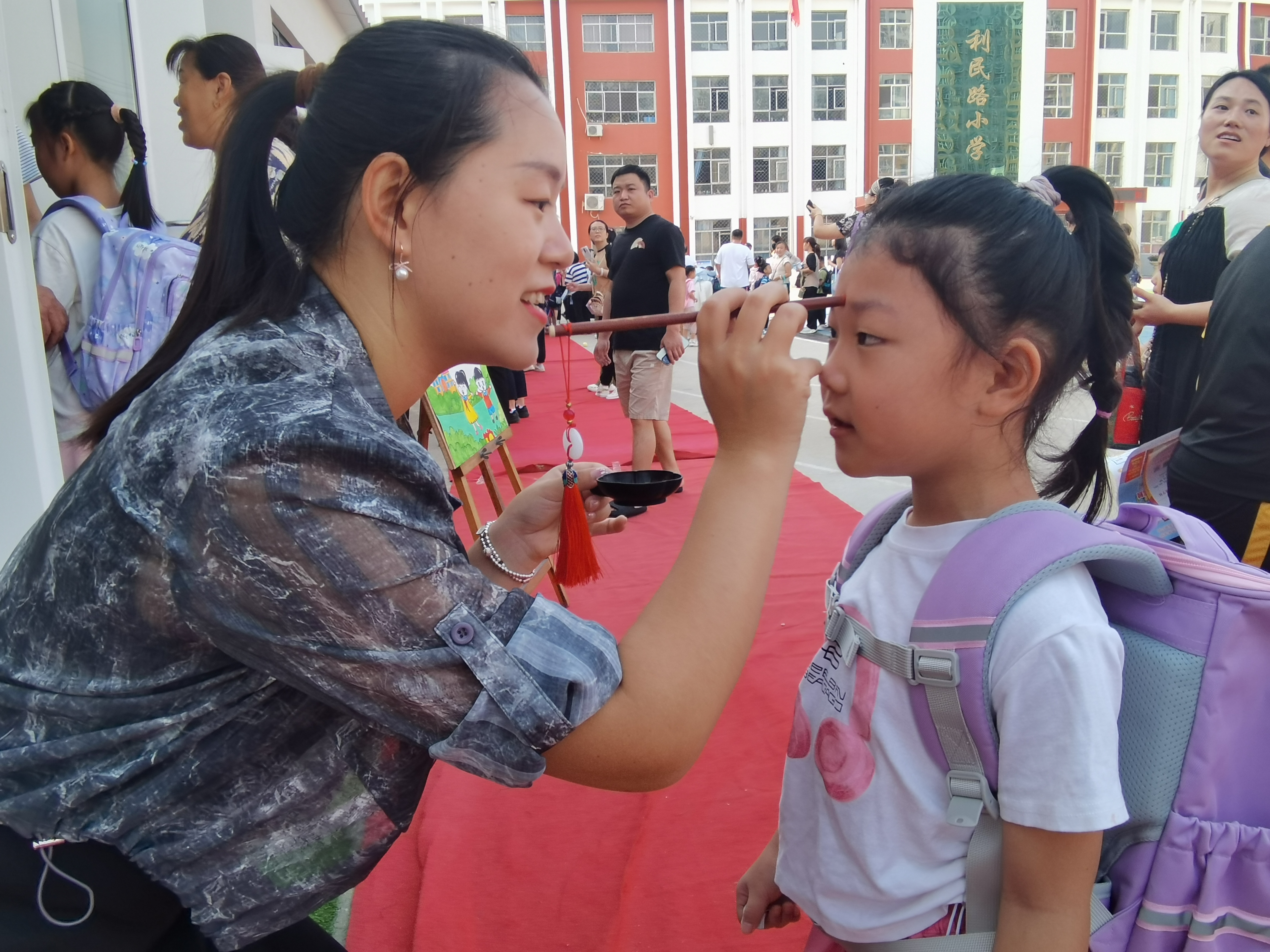 衡水市利民路小学老师为孩子们点朱砂痣寓意开启智慧。 张松 摄