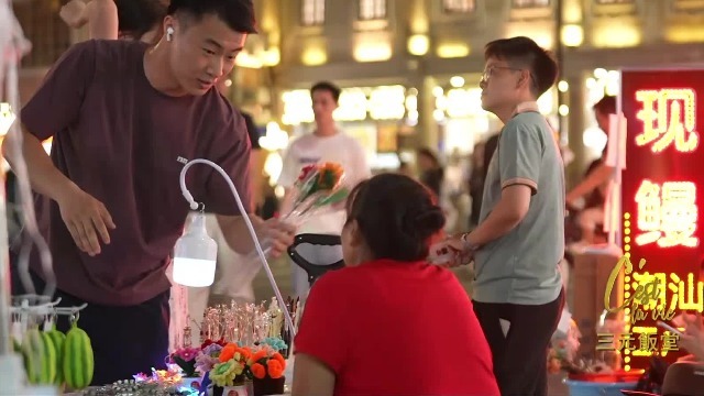 为了帮残疾人汪阿姨分担生活重担，肖毅号召网红前往汪阿姨摊位打卡