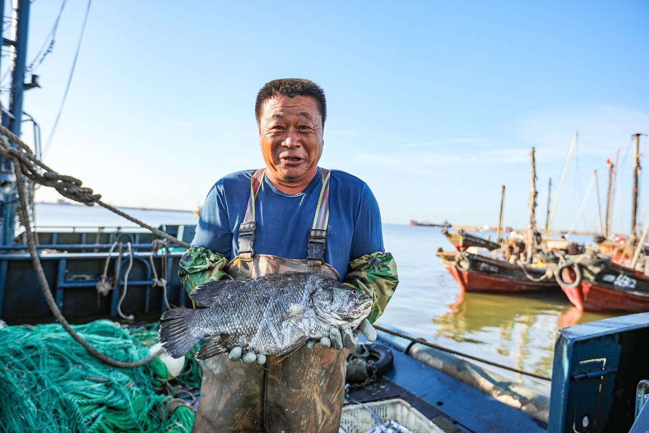 9月3日，鱼获满满，渔民的脸上洋溢着满足和欣喜。邱健涛 摄