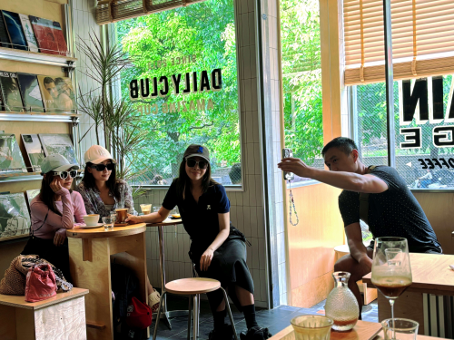 贵州不少的咖啡店内,都有拖着行李来打卡的外地游客。