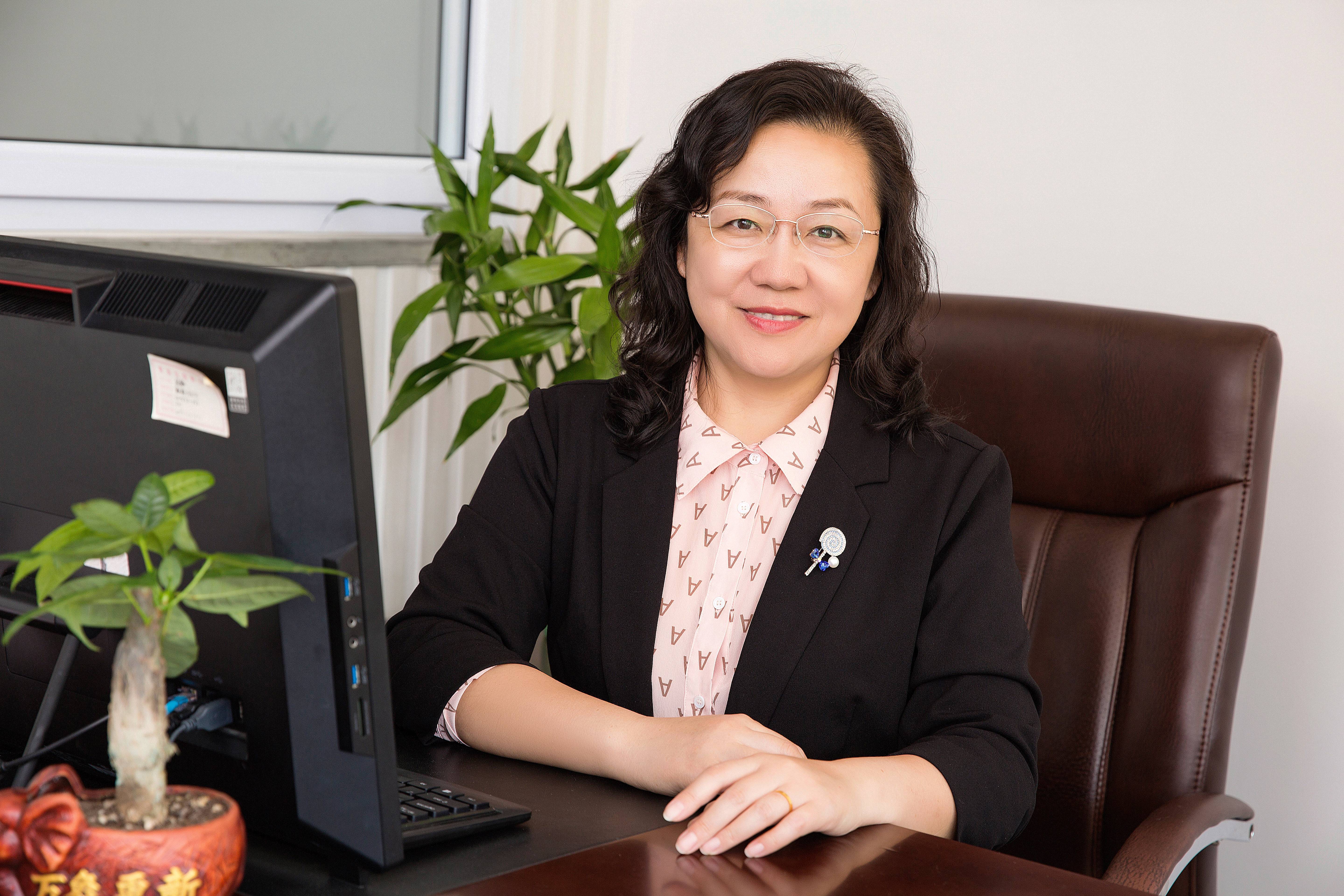 青岛定陶路小学校长郭晓霞