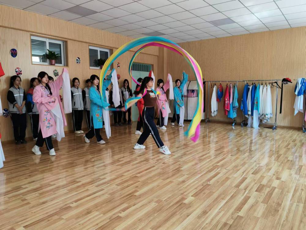京剧社团的同学们正在学习甩水袖　新华社记者　白丽萍　摄