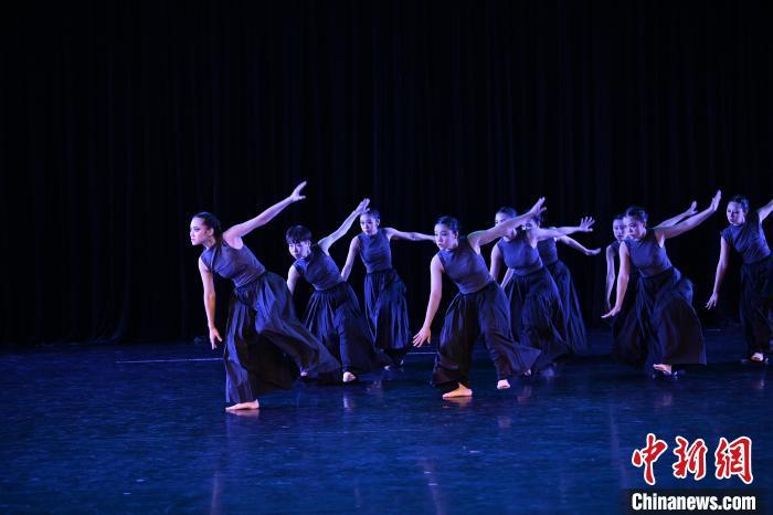 图为当日进行的舞蹈音乐创作成果演出 中新社记者 李亚龙 摄