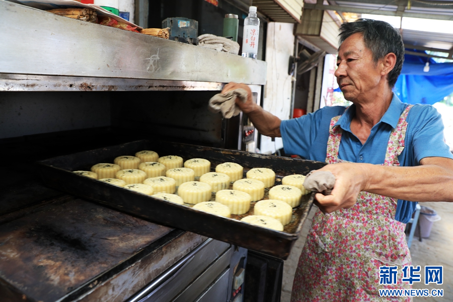 9月4日，河南省鄢陵县安陵镇于寨村，村民在制作传统月饼。