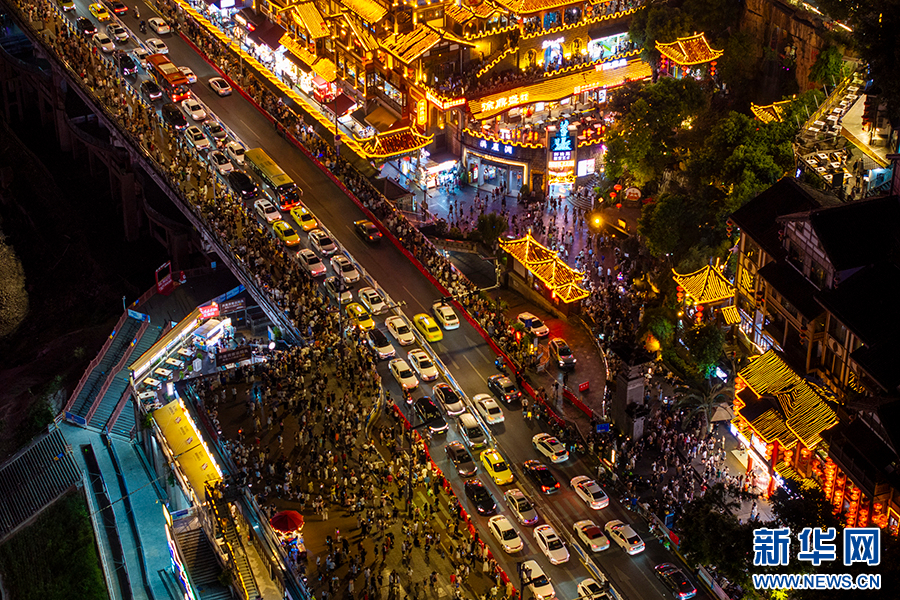 8月23日晚间，重庆知名网红景点——洪崖洞景区内游客如织（无人机照片）。新华社记者 刘潺 摄