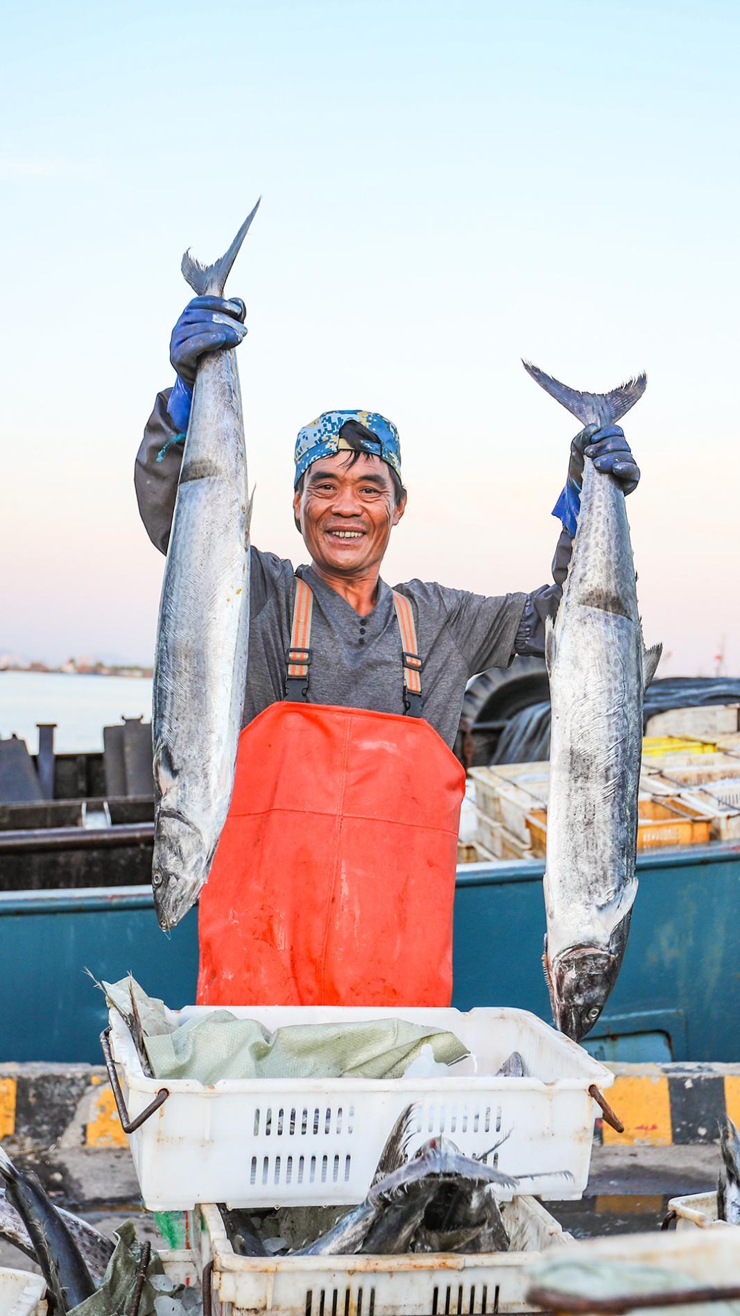 9月3日，渔民展示身长近一米的鲅鱼。宋年升 摄