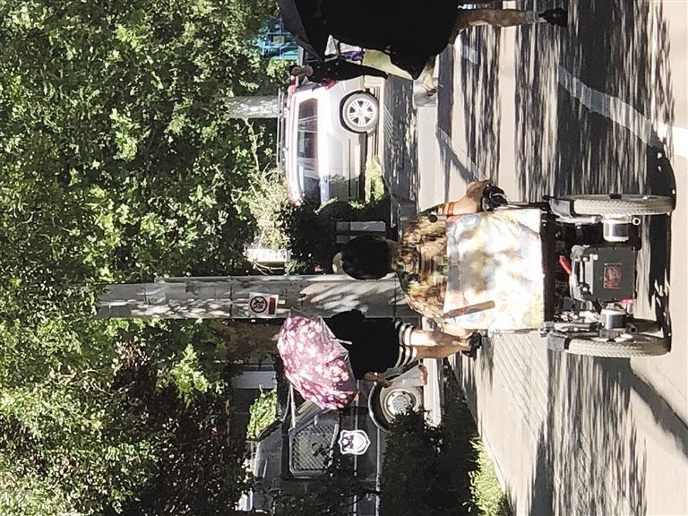 市民坐着轮椅使用高德地图导航出行