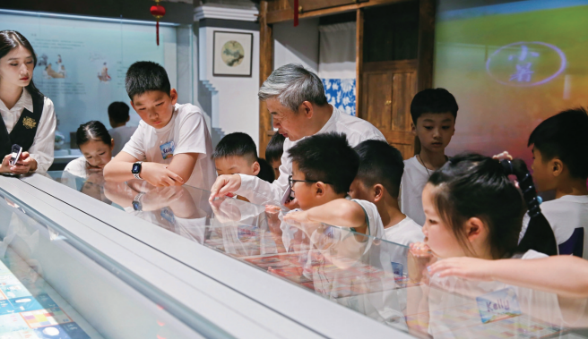 图为农历博物馆馆长张放在给前来研学的孩子们讲解农历知识。　受访者供图