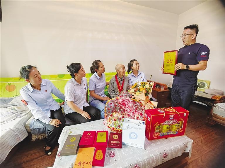 《兰州晚报》活动总监朱旭东（右）代表本报向常治均颁发纪念证书