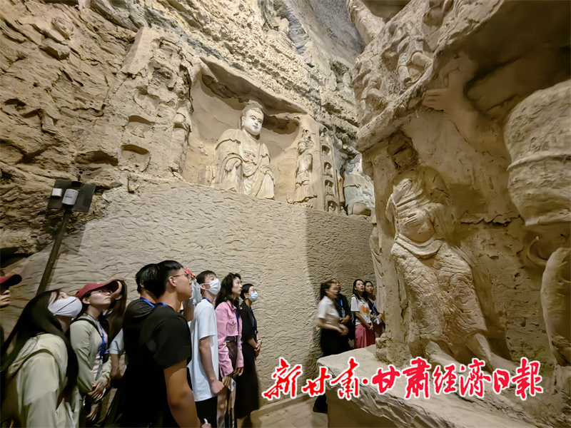 媒体达人们在西王母宫参观