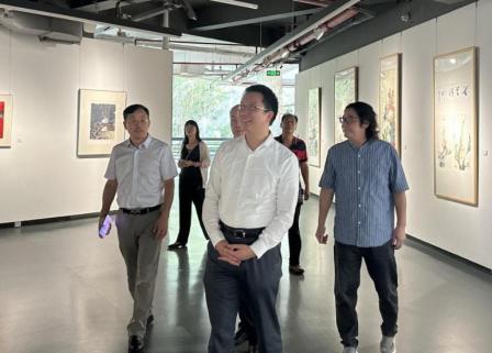 南山区委常委、宣传部长王远辉（中），南山区文联副主席郑朝晖（左）