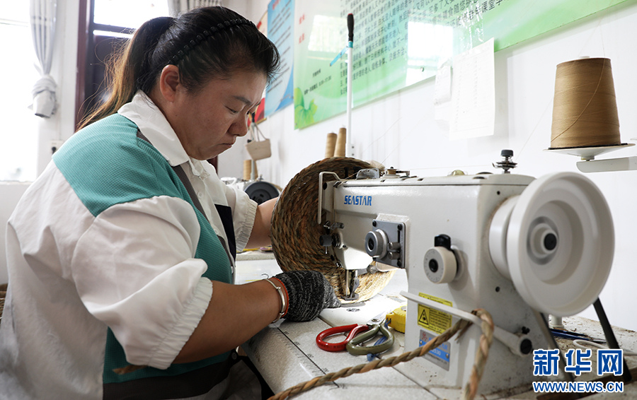 8月29日，河南省商丘市睢县刘阁村，村民正在制作草编产品。