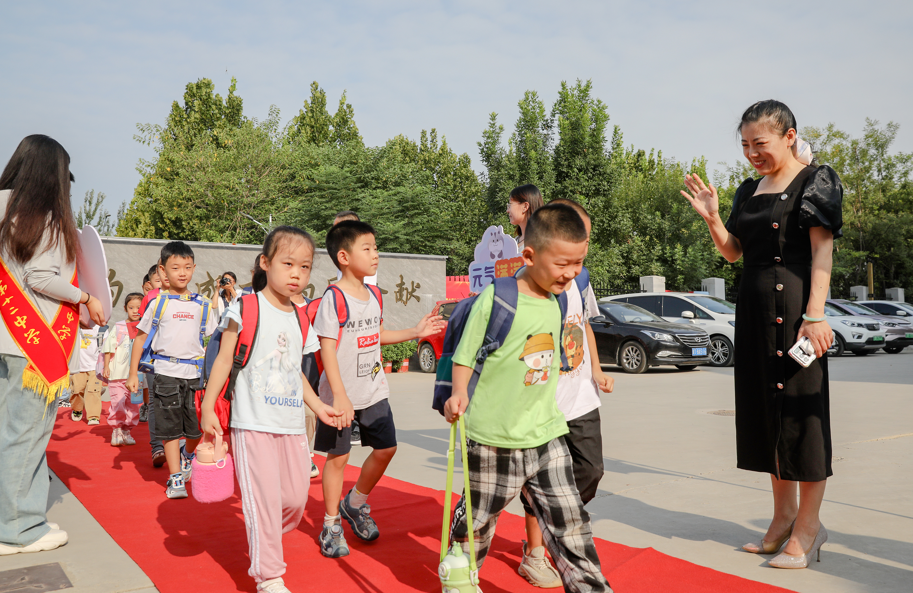 9月4日，衡水市第十二中学迎来小学一年级新生。陈康 摄