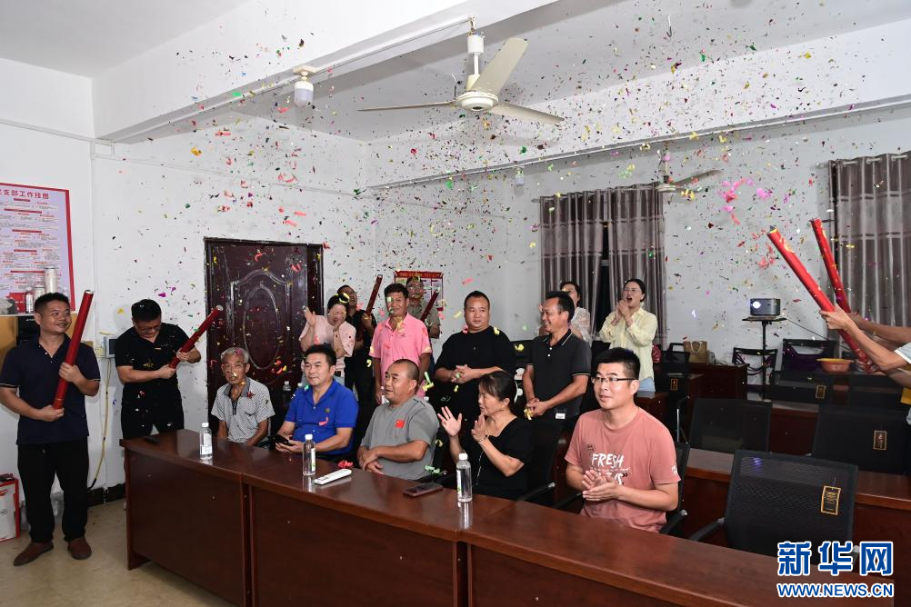 邹益的父母和乡亲好友庆祝邹益夺冠。新华网发 邓龙华 摄