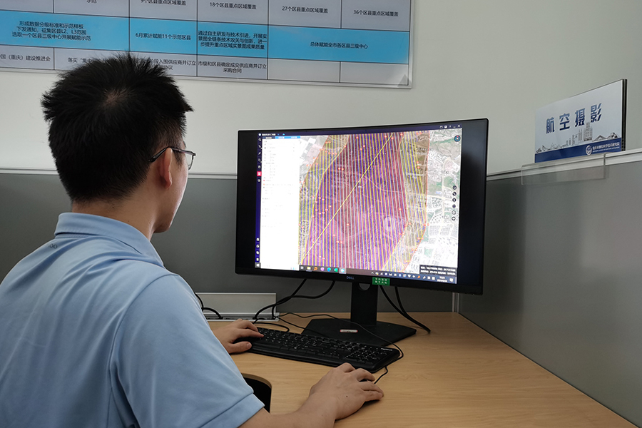 重庆市测绘研究院工作人员正在绘制实景三维图。新华网 韩梦霖 摄