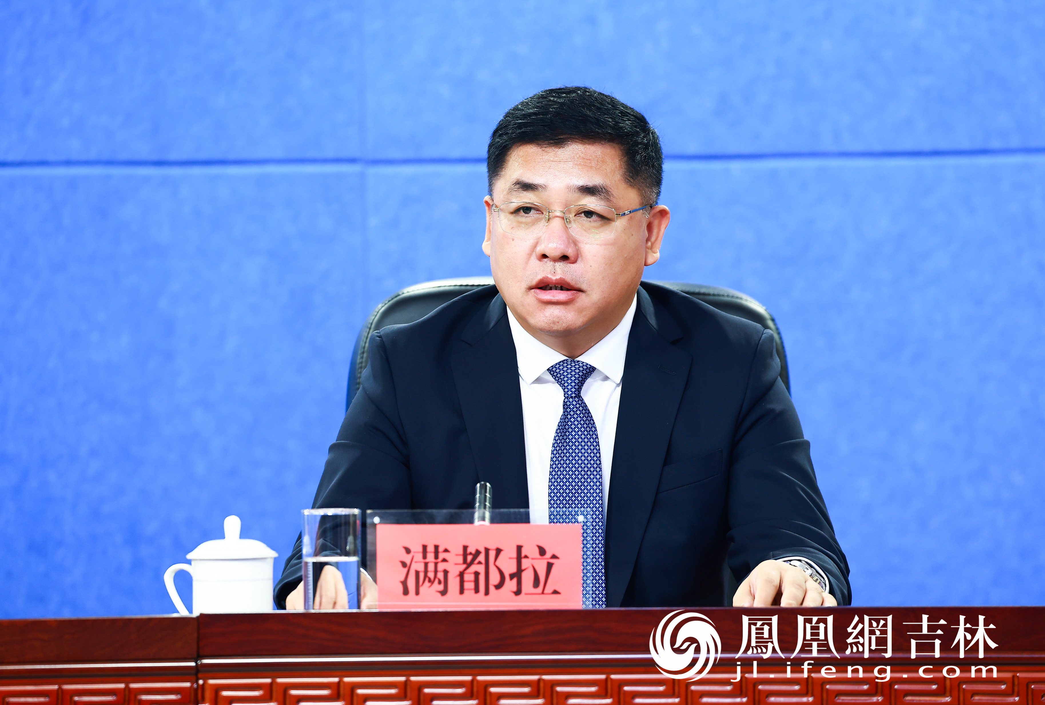 县长满都拉表示,2024查干湖环湖马拉松最大的亮点是生态优先,绿色