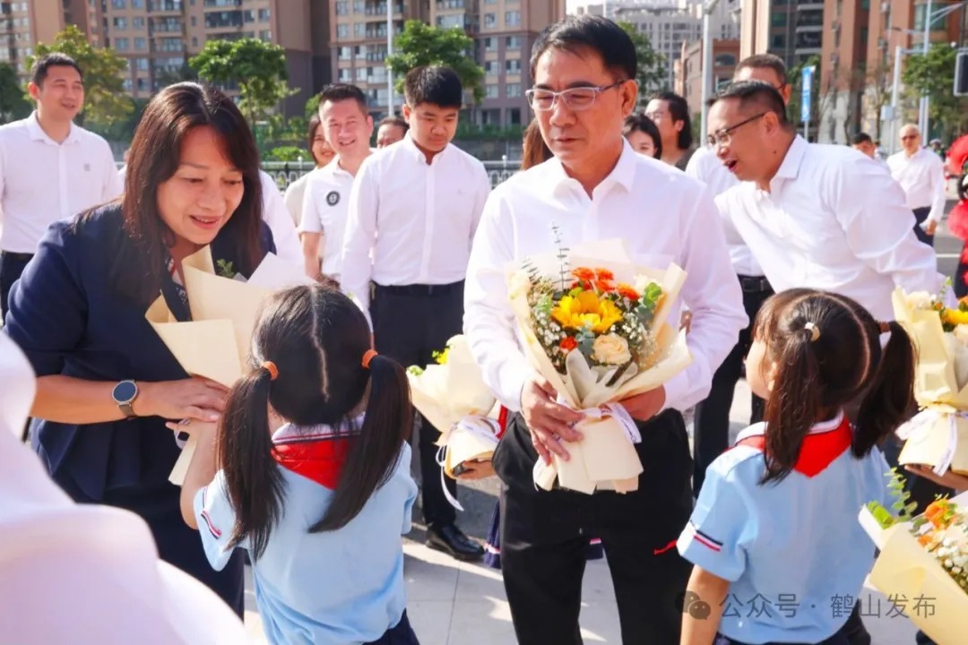 一个人捐建一座学校 关杰初先生捐资超2亿元建设的鹤山市源林初心小学正式交接