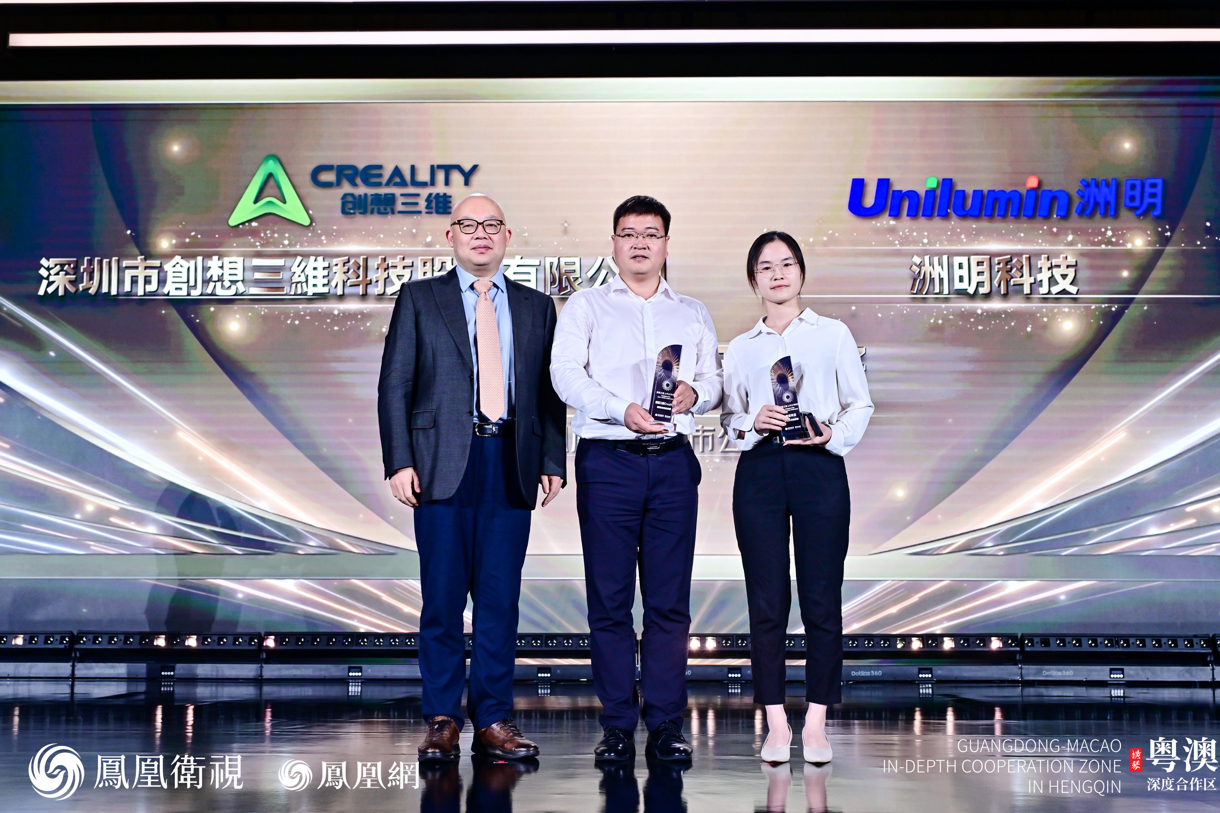科特勒谘询集团全球合伙人、中国及新加坡 CEO曹虎（左一）为获奖企业颁奖