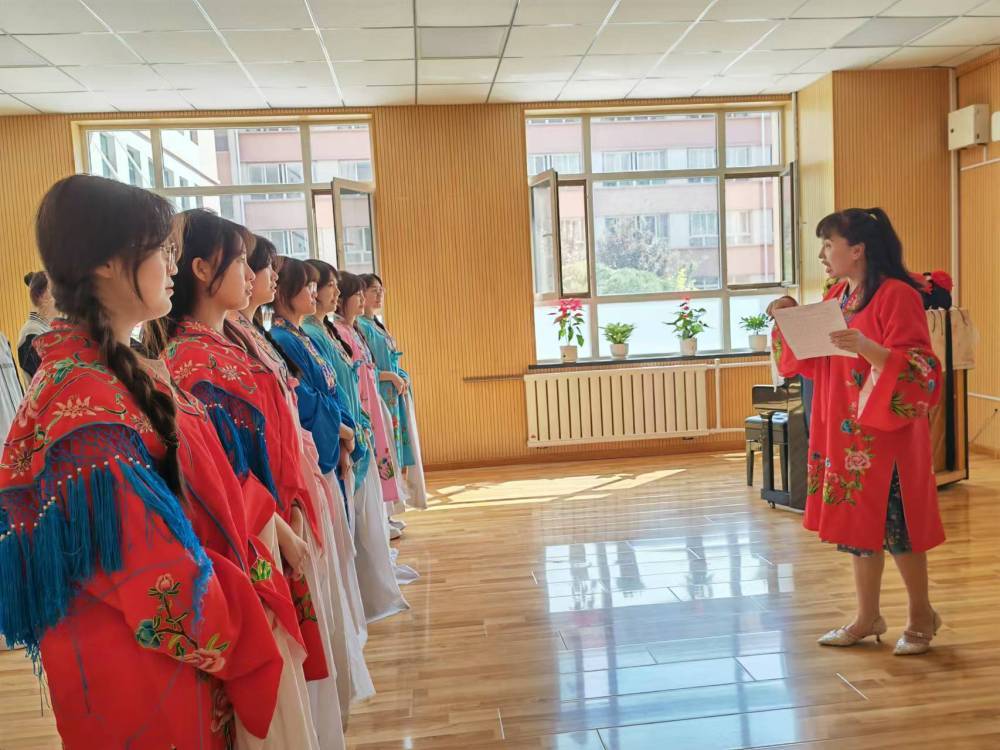 崔玲老师正在为京剧社团的同学们上京剧课　新华社记者　白丽萍　摄