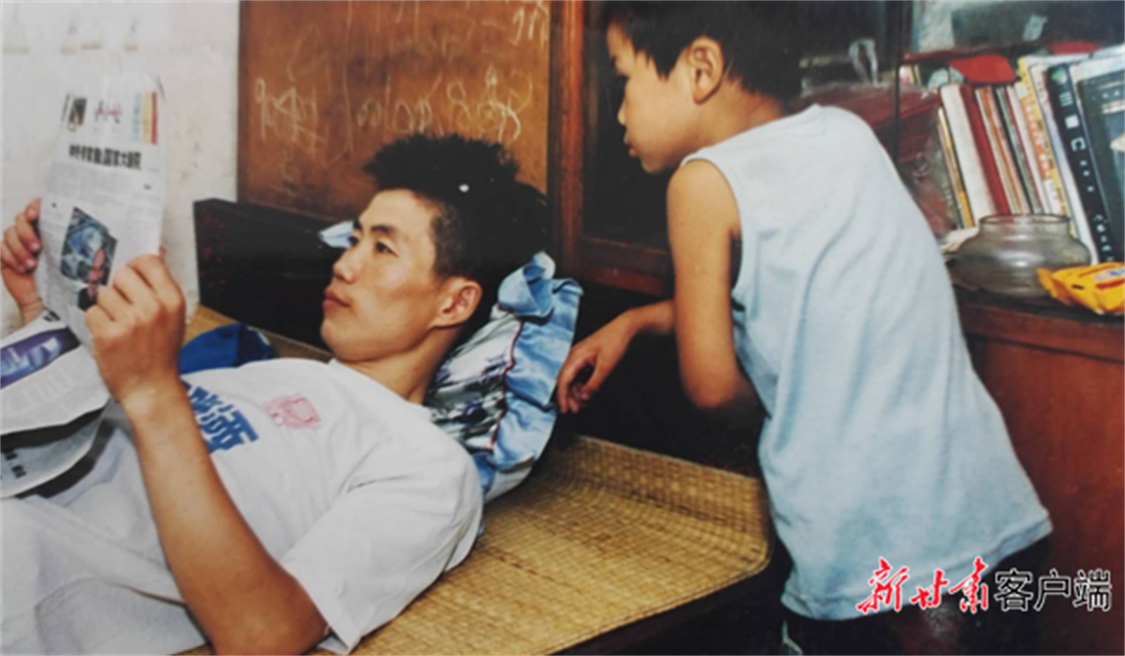 图为初到上海在出租屋内读报的鲁传江