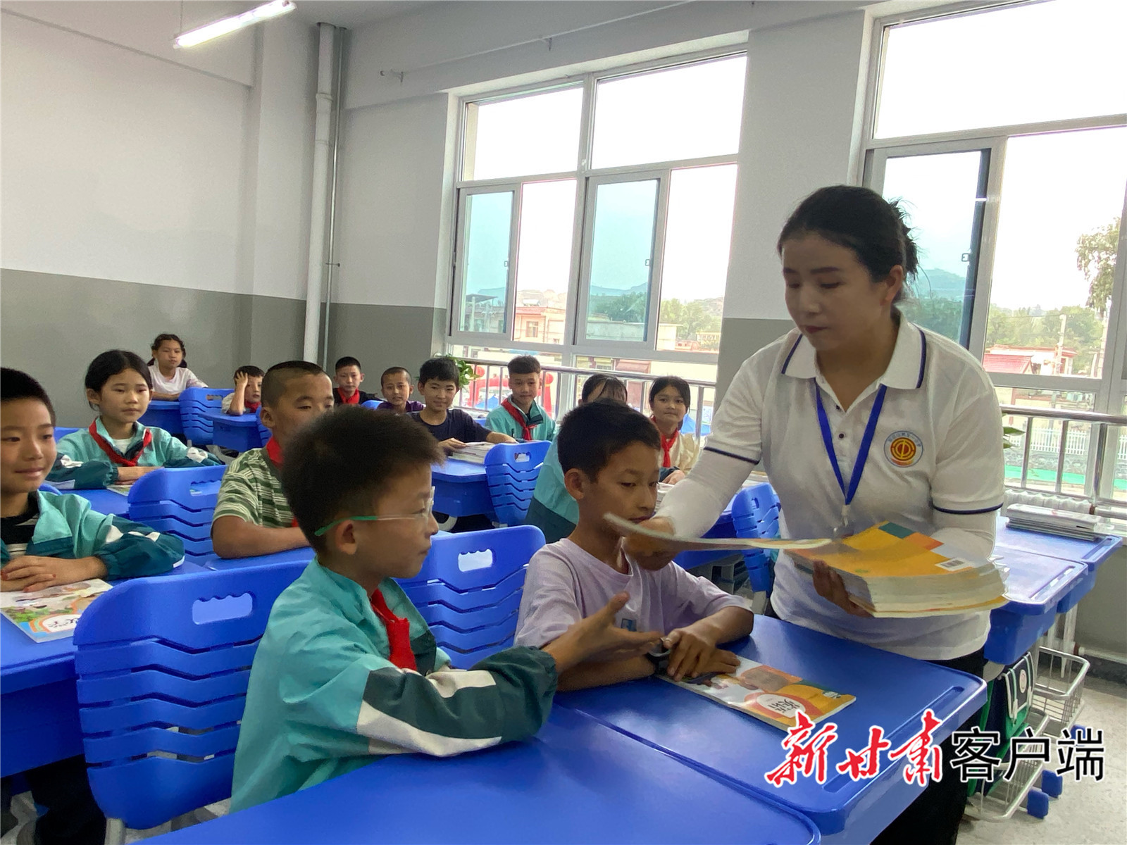 五一小学老师为学生分发课本　新甘肃&middot;甘肃日报记者　王虎　摄