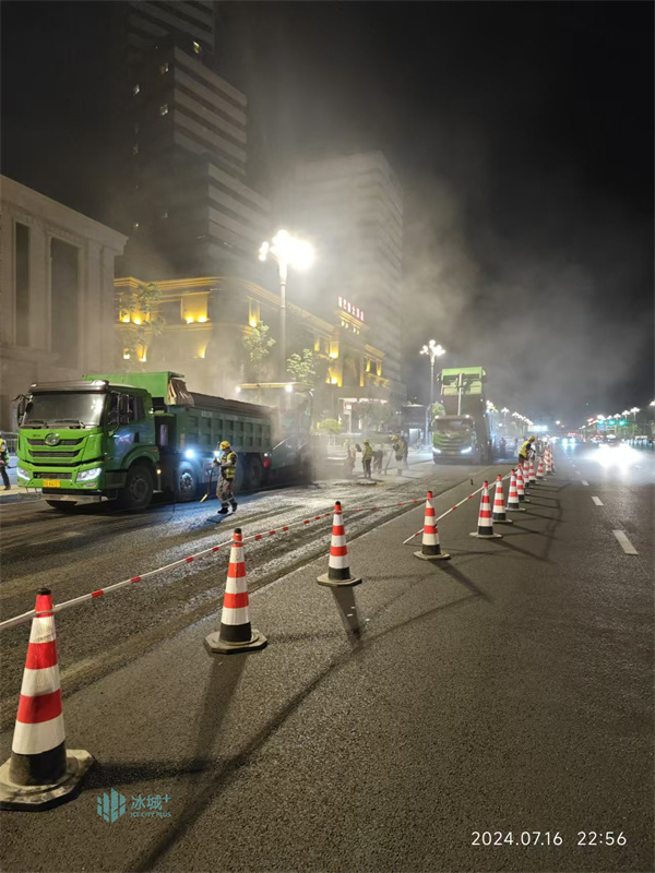 路面机械组合铺路