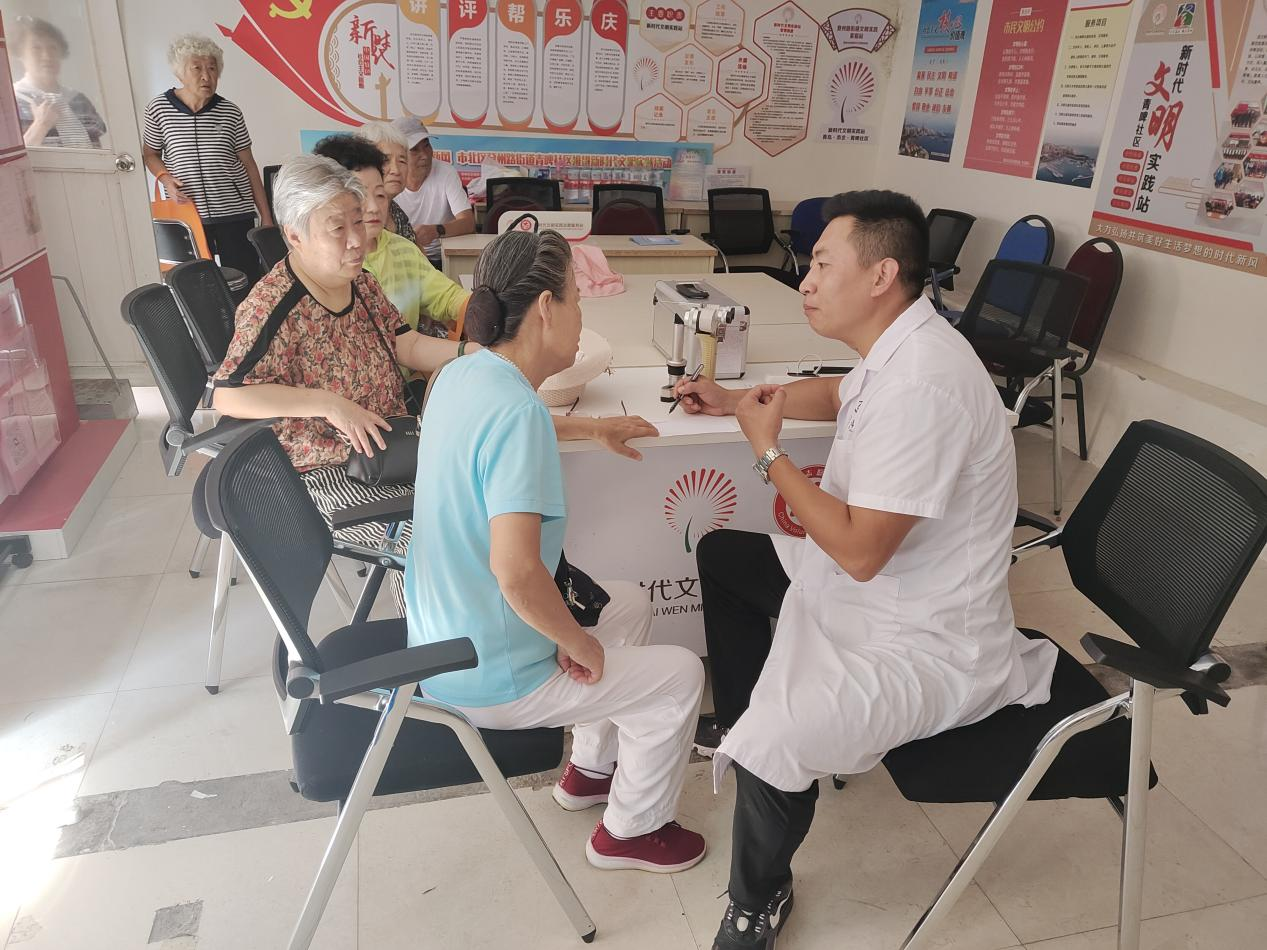 台东街道青啤社区组织眼科义诊活动