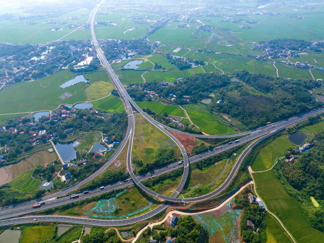 白南高速白果枢纽互通，与G0421许广高速交会。