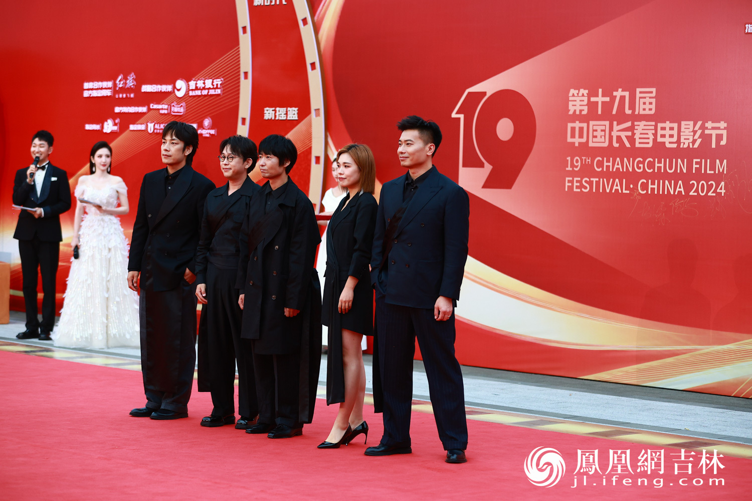 鹿先森乐队在红毯仪式上亮相。