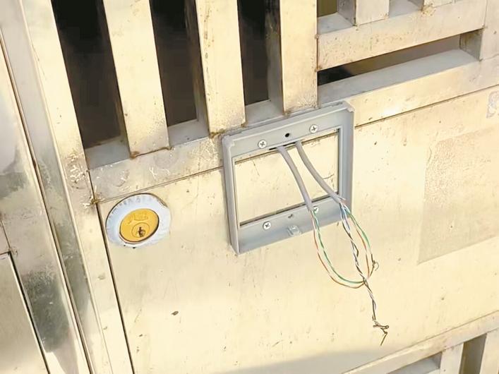 被损坏的门锁 楚天都市报极目新闻记者王峻摄