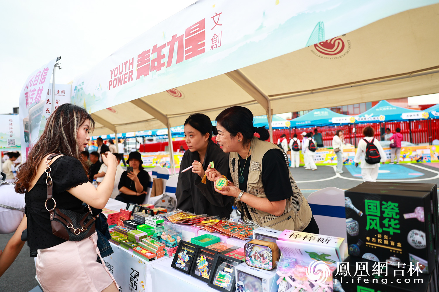 现场展位吸引年轻游客关注。