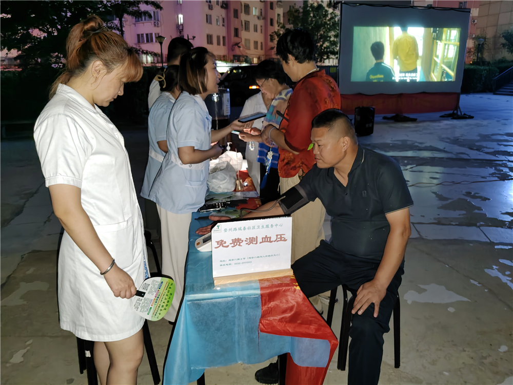 送清凉暖民心—人和路社区公益露天电影