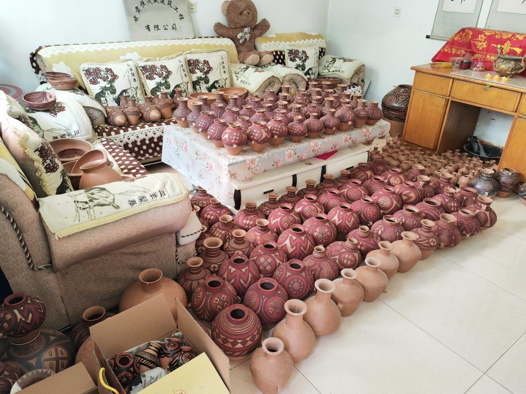 阎建林家中，客厅、沙发、茶几上堆满了彩陶工艺品。新华社记者　王朋　摄