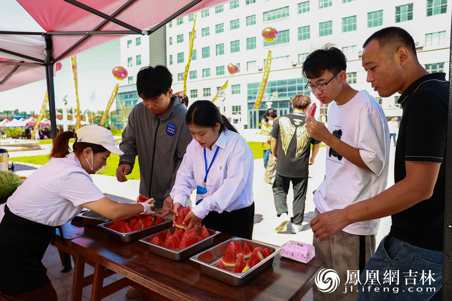 学校为学生和家长准备了水果和甜品。