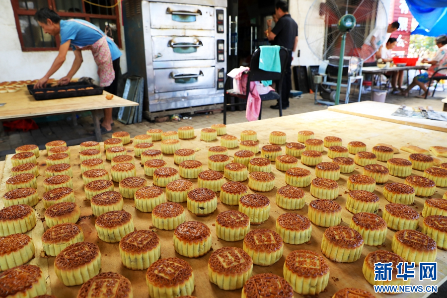 9月4日，河南省鄢陵县安陵镇于寨村，村民在制作传统月饼。