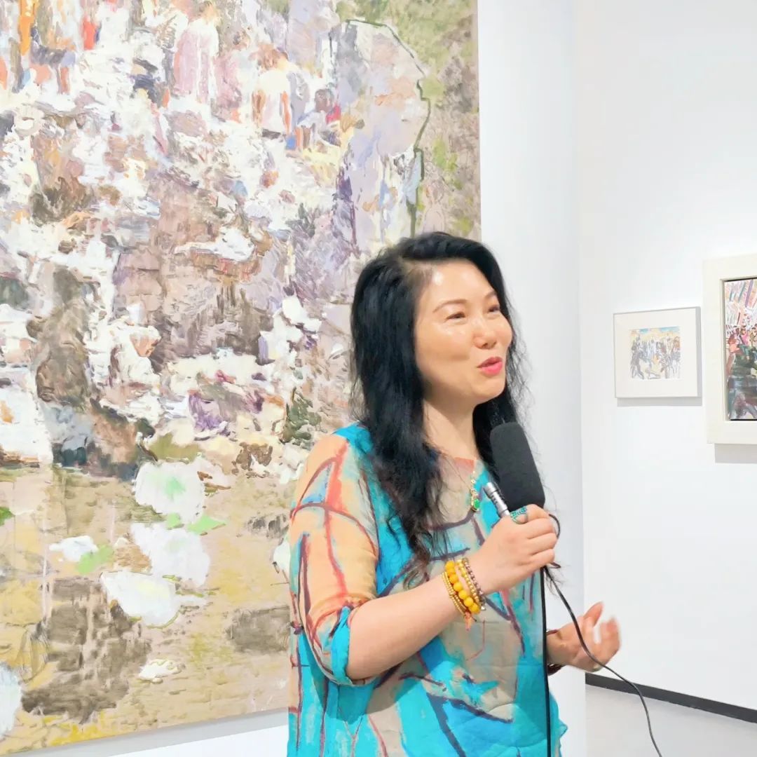 正在发言及接受采访的艺术家