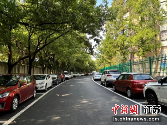 出新后的背街小巷。 南京江北新区管理委员会综合行政执法局供图