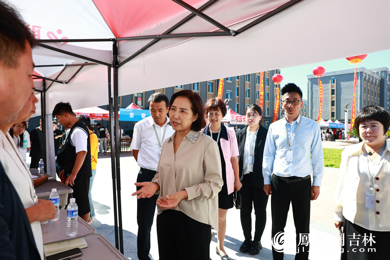 闻姝清校长在迎新现场和师生交流。