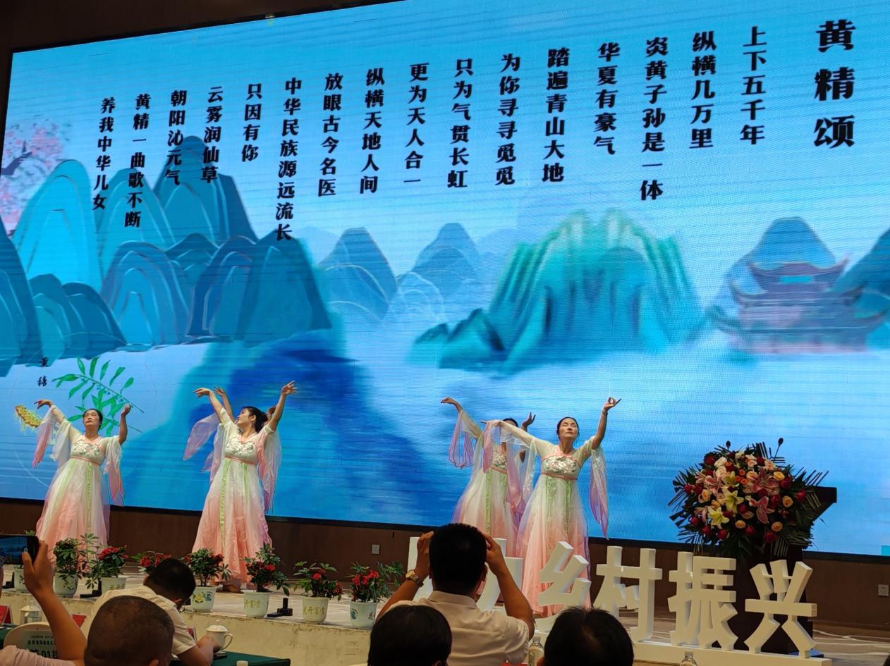 现场文艺汇演雅致突显了黄精主题。