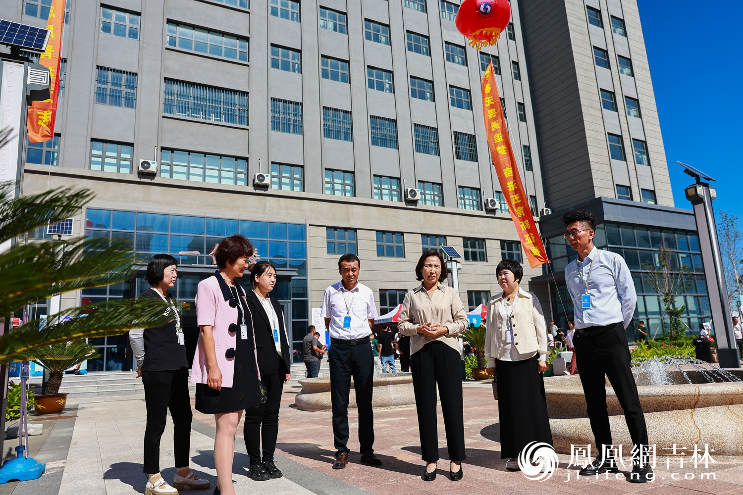 闻姝清校长（右三）和校领导视察迎新现场。