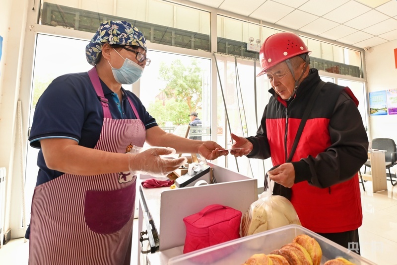 居民在日间照料中心购买食品（央广网记者　逯文婕　摄）