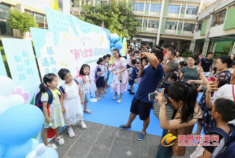 飘扬,欢声笑语此起彼伏,一场温馨而隆重的开学迎新活动在这里热烈展开