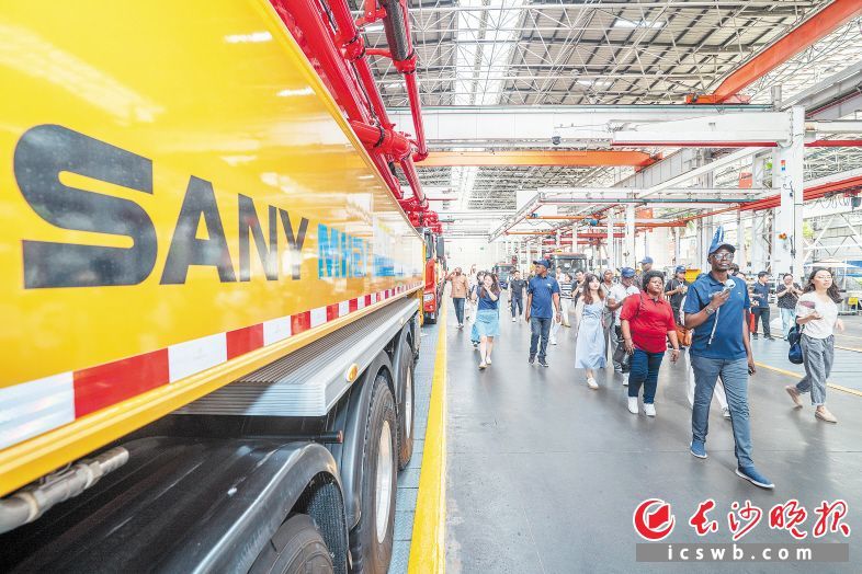 9月2日，参加“非洲媒体看中国”湖南行活动的代表探访三一重工18号工厂。　　长沙晚报全媒体记者 周数邑 易亿 摄影报道