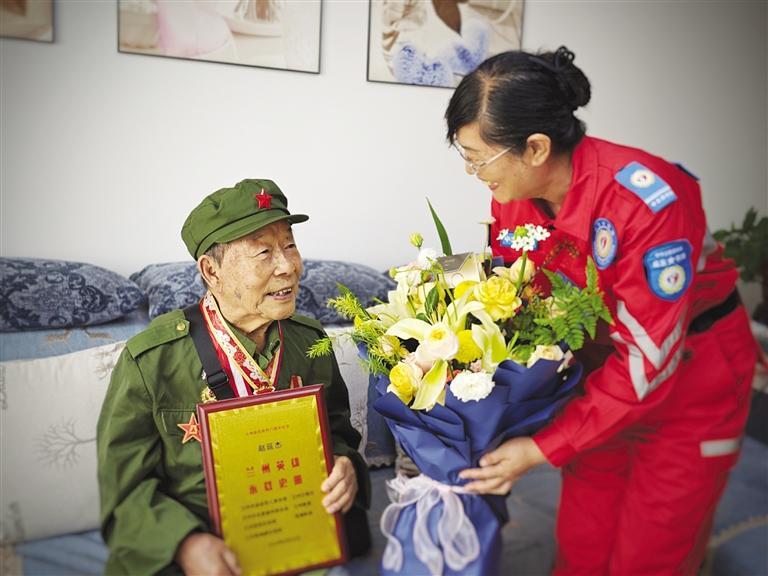 中志协救援兰州减灾服务部志愿者慰问老兵赵廷杰
