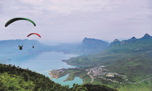六枝牂牁江滑翔伞。黄龙星 摄