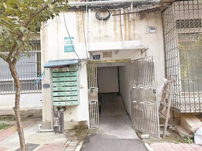 小区单元门“门户大开”