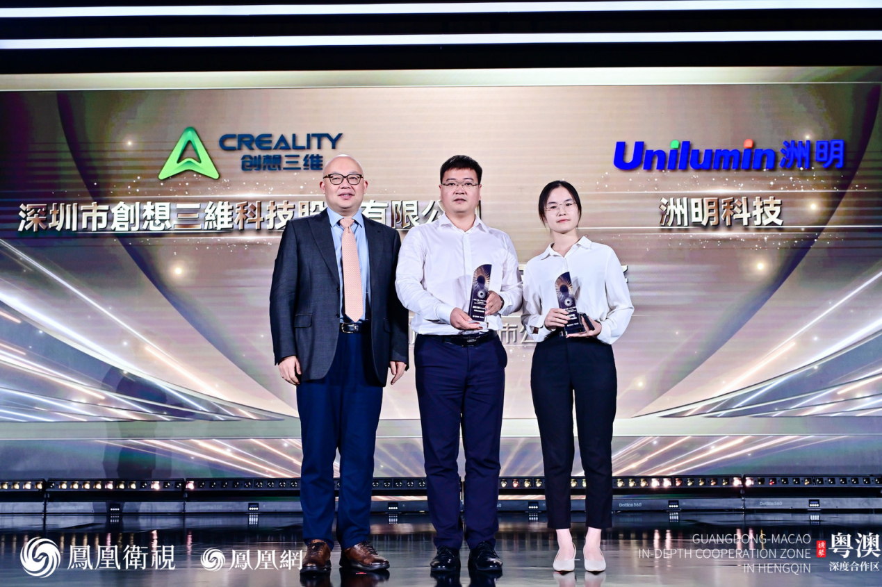 科特勒咨询集团全球合伙人、中国及新加坡 CEO 曹虎(左一)为获奖企业代表颁奖