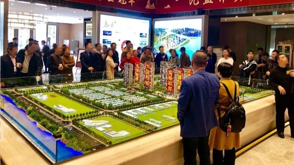 “异地购房团”重出江湖,2天买27套,“房价洼地”长沙“抄底”时机到了?_凤凰网